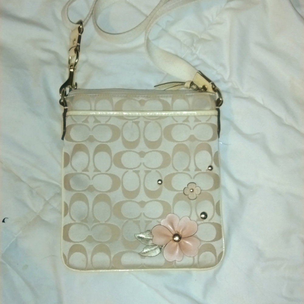 AUTHENTIC UNIQUE VINTAGE COACH CROSS BODY BAG IN CREAM